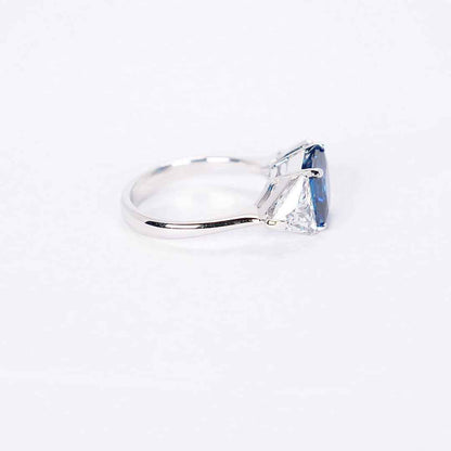 ANELLO CON PIETRA CENTRALE E TRIANGOLI LATERALI