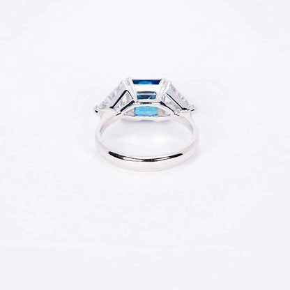 ANELLO CON PIETRA CENTRALE E TRIANGOLI LATERALI