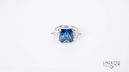 ANELLO CON PIETRA CENTRALE 10X10 E TRIANGOLI LATERALI