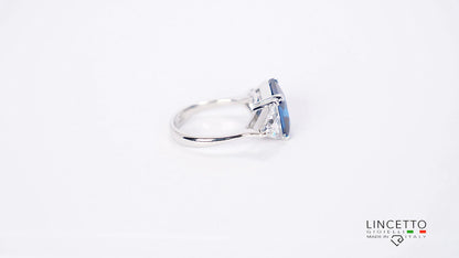 ANELLO CON PIETRA CENTRALE 10X10 E TRIANGOLI LATERALI