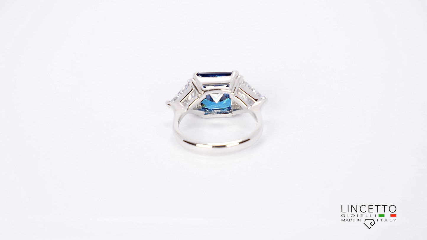 ANELLO CON PIETRA CENTRALE 10X10 E TRIANGOLI LATERALI