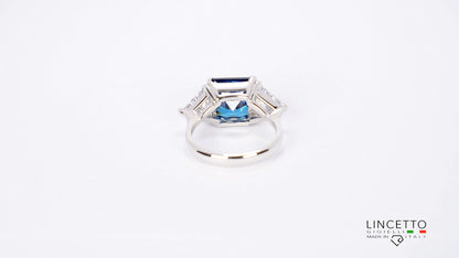 ANELLO CON PIETRA CENTRALE 10X10 E TRIANGOLI LATERALI