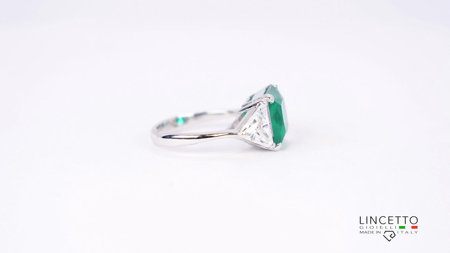 ANELLO CON PIETRA CENTRALE 10X10 E TRIANGOLI LATERALI