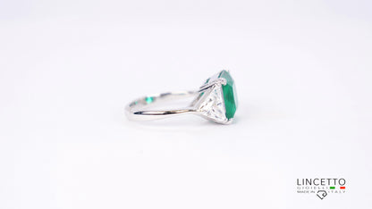 ANELLO CON PIETRA CENTRALE 10X10 E TRIANGOLI LATERALI