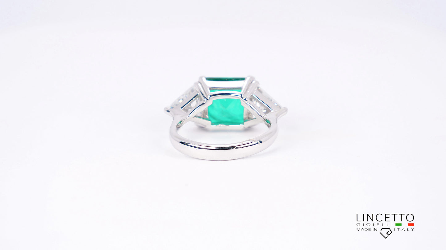 ANELLO CON PIETRA CENTRALE 10X10 E TRIANGOLI LATERALI