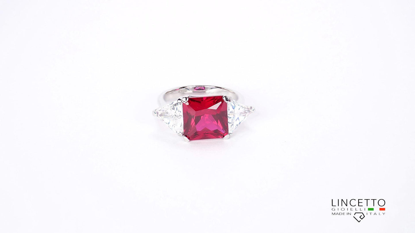 ANELLO CON PIETRA CENTRALE 10X10 E TRIANGOLI LATERALI