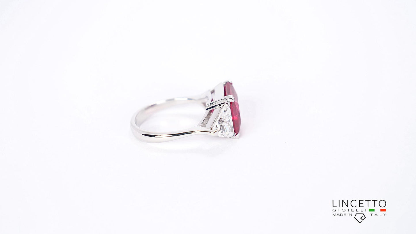 ANELLO CON PIETRA CENTRALE 10X10 E TRIANGOLI LATERALI