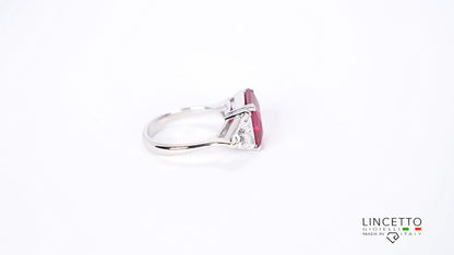 ANELLO CON PIETRA CENTRALE 10X10 E TRIANGOLI LATERALI