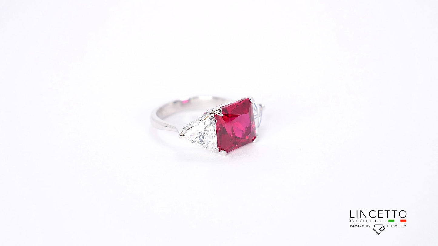 ANELLO CON PIETRA CENTRALE 10X10 E TRIANGOLI LATERALI