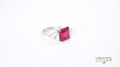 ANELLO CON PIETRA CENTRALE 10X10 E TRIANGOLI LATERALI