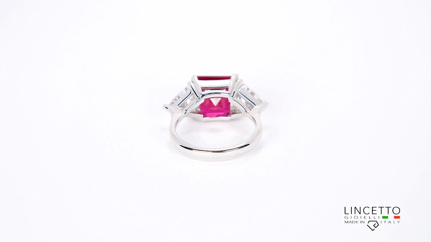 ANELLO CON PIETRA CENTRALE 10X10 E TRIANGOLI LATERALI