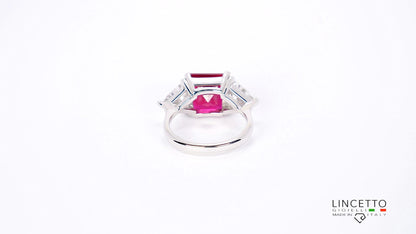 ANELLO CON PIETRA CENTRALE 10X10 E TRIANGOLI LATERALI