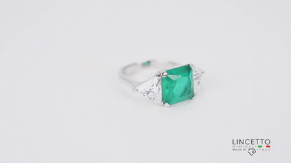 ANELLO CON PIETRA CENTRALE 10X10 E TRIANGOLI LATERALI