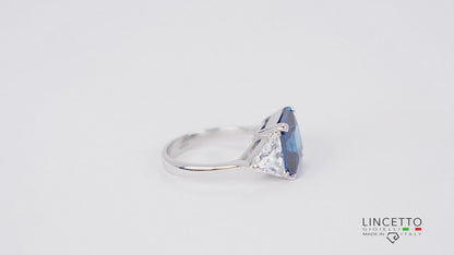 ANELLO CON PIETRA CENTRALE 10X10 E TRIANGOLI LATERALI