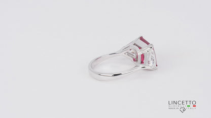 ANELLO CON PIETRA CENTRALE 10X10 E TRIANGOLI LATERALI